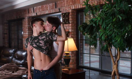 兩位美國帥哥Ryan Bailey和Joey Mills享受了一場激情的性愛