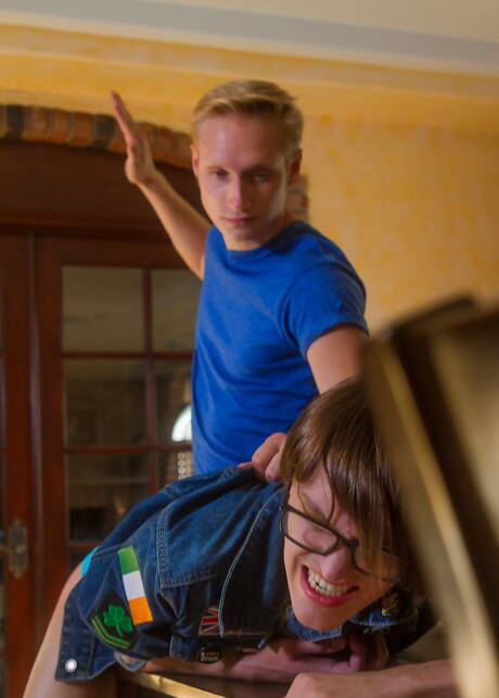 El forzudo estadounidense Max Carter y el jovencito Dustin Cook en una sesión de azotes