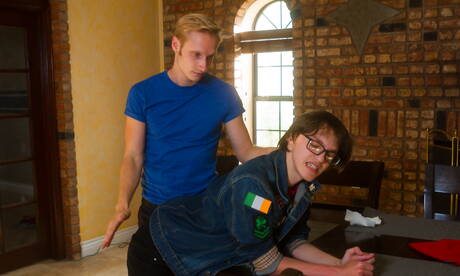 El forzudo estadounidense Max Carter y el jovencito Dustin Cook en una sesión de azotes