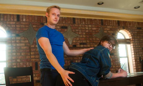 El forzudo estadounidense Max Carter y el jovencito Dustin Cook en una sesión de azotes