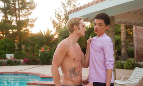 年輕小伙子 Milo Harper 和美國帥哥 Max Carter 在泳池裡打屁股