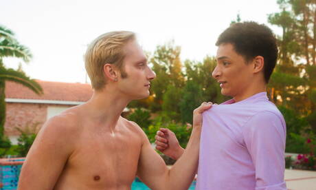 年輕小伙子 Milo Harper 和美國帥哥 Max Carter 在泳池裡打屁股