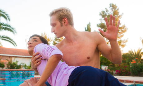 年輕小伙子 Milo Harper 和美國帥哥 Max Carter 在泳池裡打屁股