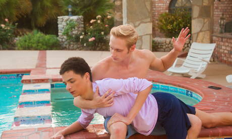 年輕小伙子 Milo Harper 和美國帥哥 Max Carter 在泳池裡打屁股