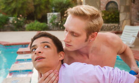 年輕小伙子 Milo Harper 和美國帥哥 Max Carter 在泳池裡打屁股