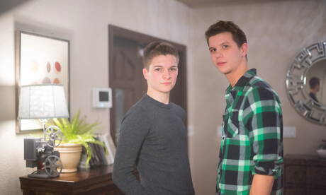 Le jeune Taylor Coleman et le beau garçon américain Johnny Hands dans une séance de fessée au cul