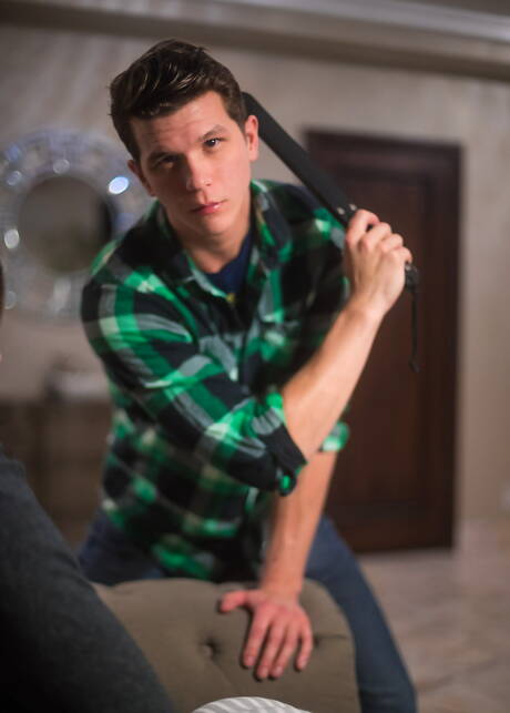 Le jeune Taylor Coleman et le beau garçon américain Johnny Hands dans une séance de fessée au cul