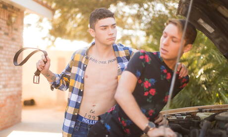 Deux mecs américains, le beau Jacob Hansen et le beau Ashtin Bates, dans une sodomie hard en extérieur