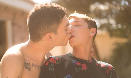 Deux mecs américains, le beau Jacob Hansen et le beau Ashtin Bates, dans une sodomie hard en extérieur