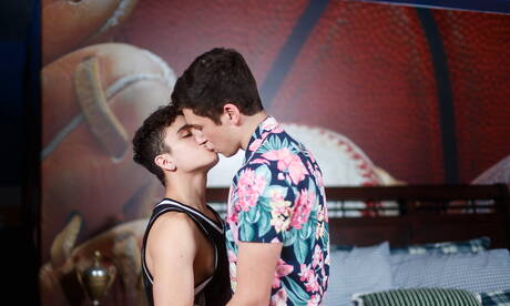 Zwei amerikanische Jungs, der hübsche Jared Scott und der hübsche Zach Letoa haben eine heiße Paarszene