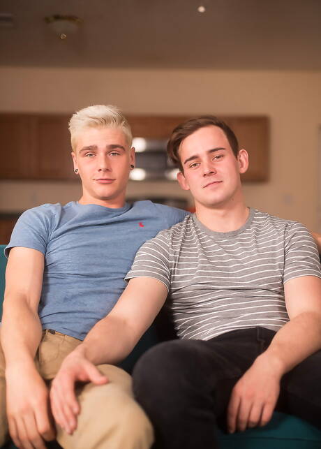 O gostoso americano Travis Stevens e o musculoso Josh Brady fodem a bunda depois de chupar um pau