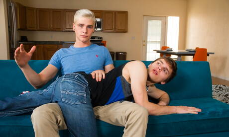 Las estrellas estadounidenses, el guapo Tristan Adler y el forzudo Travis Stevens, se dan una nalgada anal.