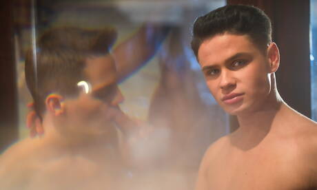 Les stars américaines Kyle Ross et Dylan Hayes baisent le cul après avoir sucé