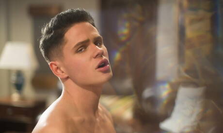 Les stars américaines Kyle Ross et Dylan Hayes baisent le cul après avoir sucé