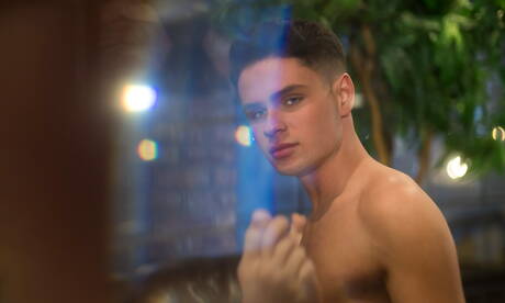 Les stars américaines Kyle Ross et Dylan Hayes baisent le cul après avoir sucé