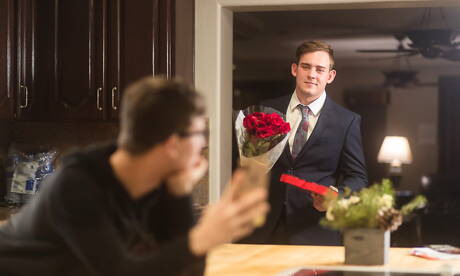 性感的美國人，硬漢喬什·布雷迪和年輕的科林·亞當斯進行了一場精彩的肛交