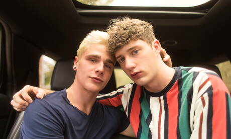 Le star americane Travis Stevens e Cameron Parks si scopano dopo aver succhiato il cazzo