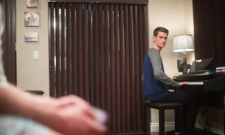 El jovencito caliente estadounidense Trevor Harris y el hombre fuerte Josh Brady en una nalgada dura