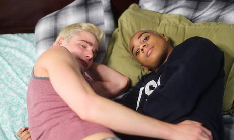 Amerykańskie gwiazdy porno, przystojniak Travis Stevens i ogier Marcell Tykes uprawiają dobry międzyrasowy seks analny