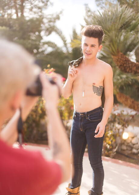 Der junge Amerikaner Andy Taylor und der heiße Latino-Twink Aiden Garcia haben sich im Freien gegenseitig geknallt