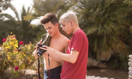 Der junge Amerikaner Andy Taylor und der heiße Latino-Twink Aiden Garcia haben sich im Freien gegenseitig geknallt