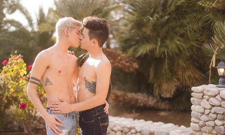 Der junge Amerikaner Andy Taylor und der heiße Latino-Twink Aiden Garcia haben sich im Freien gegenseitig geknallt