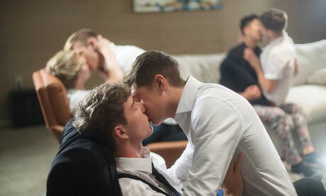 Kyle Ross, Tyler Hill, Joey Mills, Cameron Parks, Julian Bell, Angel Rivera, Corey Marshall w gorącej orgii twinków w hotelu