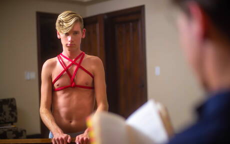 Américains célèbres, le beau garçon Julian Bell et le jeune Johnny Hands en fessée anale