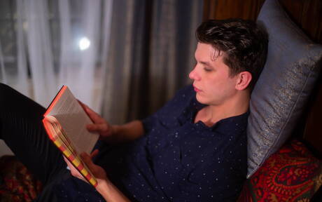 Américains célèbres, le beau garçon Julian Bell et le jeune Johnny Hands en fessée anale