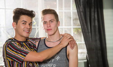 美國明星熱辣小鮮肉安迪泰勒和小鮮肉邁卡韋斯特在戶外互相吸吮和操弄