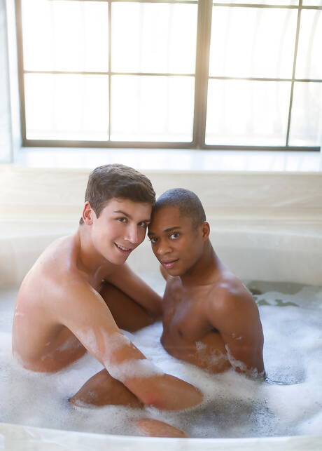 Die sexy Amerikaner Jared Scott und der gut gebaute Marcell Tykes in einer Schwarz-Weiß-Fisting-Szene im Badezimmer