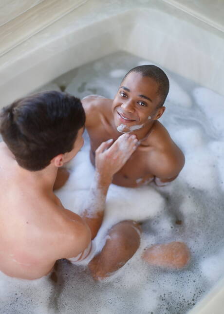 Die sexy Amerikaner Jared Scott und der gut gebaute Marcell Tykes in einer Schwarz-Weiß-Fisting-Szene im Badezimmer