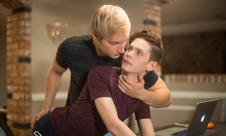 Les stars américaines Max Carter et Riley Finch se font fesser les fesses