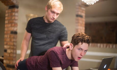 Les stars américaines Max Carter et Riley Finch se font fesser les fesses