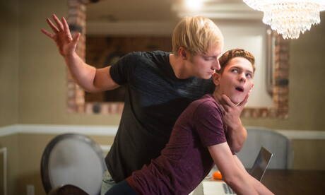 Les stars américaines Max Carter et Riley Finch se font fesser les fesses