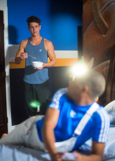 Zwei amerikanische Jungs, der junge Johnny Hands und der harte Marcell Tykes, beim interracialen Hintern-Spanking