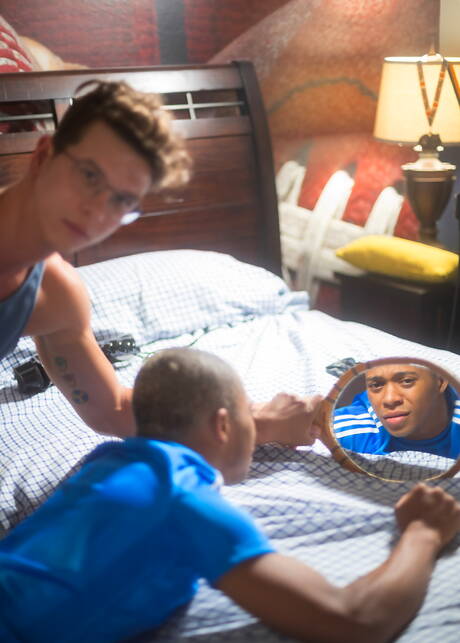 Zwei amerikanische Jungs, der junge Johnny Hands und der harte Marcell Tykes, beim interracialen Hintern-Spanking