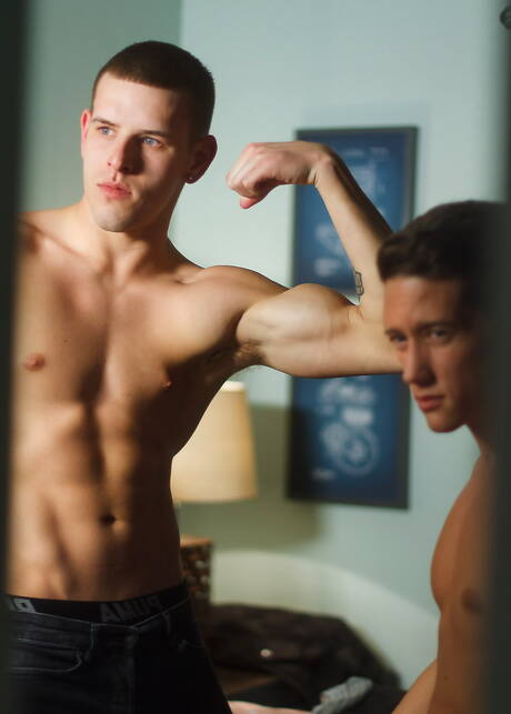 Due ragazzi americani, Tyler Hill e il muscoloso Shane Cook, hanno una scena di coppia bollente