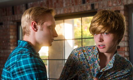 アメリカ人のたくましいマックス・カーターとイケメンのジェイミー・レイがお尻を叩かれる