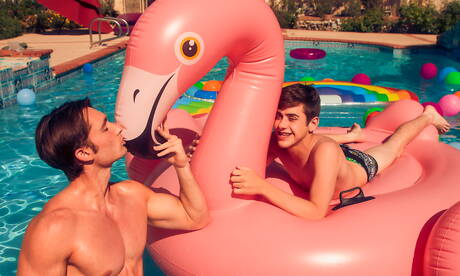 Josh Brady, Joey Mills, Corbin Colby, Cameron Parks, Luke Wilder, Angel Rivera w orgii młodych ogierów na basenie