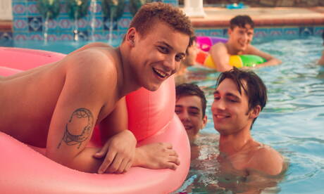 Josh Brady, Joey Mills, Corbin Colby, Cameron Parks, Luke Wilder, Angel Rivera w orgii młodych ogierów na basenie