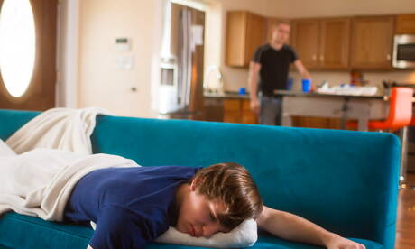 Der nette amerikanische Kerl, der gut gebaute Max Carter und der schöne Junge Tristan Adler, beim Hintern-Spanking in der Küche