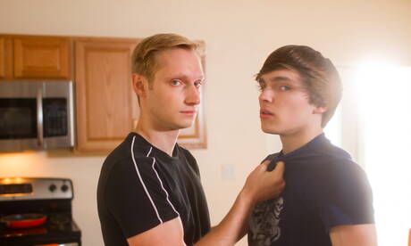 Der nette amerikanische Kerl, der gut gebaute Max Carter und der schöne Junge Tristan Adler, beim Hintern-Spanking in der Küche