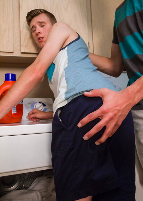 Berühmte Amerikaner, der heiße Twink Jared Scott und der Twink Julian Bell beim Po-Spanking