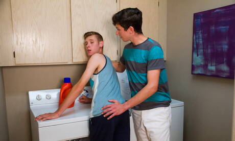 Berühmte Amerikaner, der heiße Twink Jared Scott und der Twink Julian Bell beim Po-Spanking