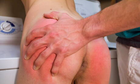 Berühmte Amerikaner, der heiße Twink Jared Scott und der Twink Julian Bell beim Po-Spanking