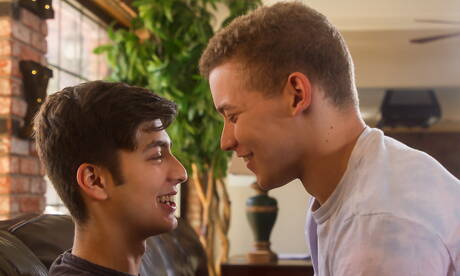 Dwóch amerykańskich facetów, Corbin Colby i młody chłopak Angel Rivera uprawiają gorący seks