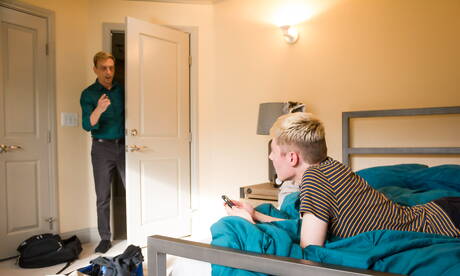 年輕小夥脫衣服，露出屁股