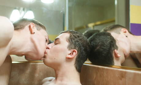 Americanos sensuais, o lindo garoto Kevin Daley e o jovem Collin Adams em sexo anal intenso