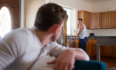 兩個美國大力士 Josh Brady 和超級帥哥 Logan Cross 在廚房裡打屁股